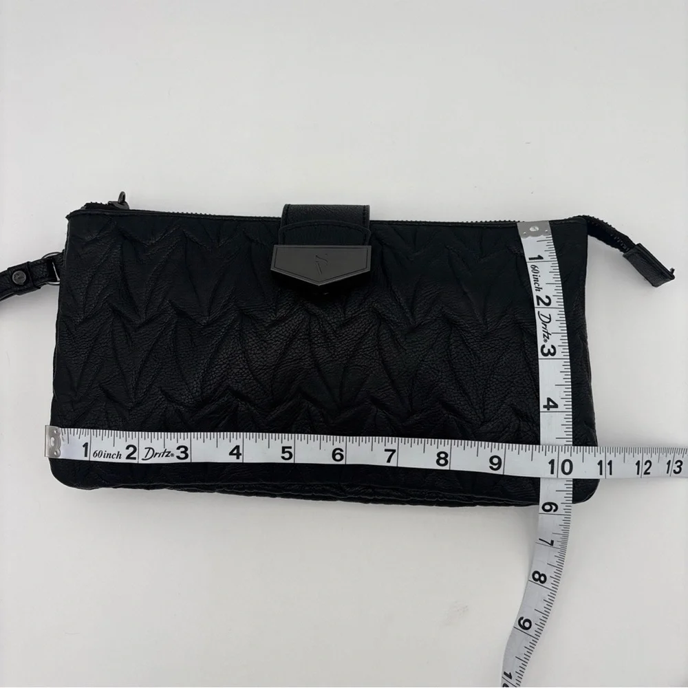 Simply Vera Vera Wang Black Textured‎ Wristlet
